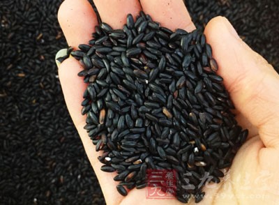 黑米50g,大米50g，猕猴桃2個，芒果1個，白糖適量