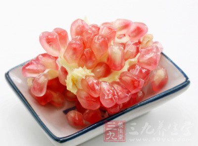 蝦仁100g，石榴半個，雞蛋清 1/3個