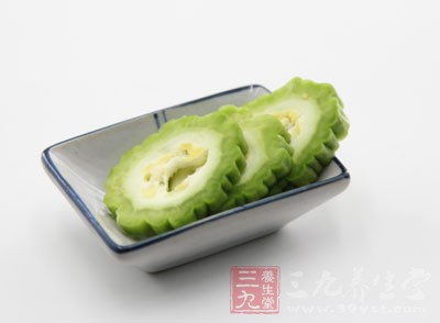 苦瓜洗淨，去瓤去籽，切成碎塊