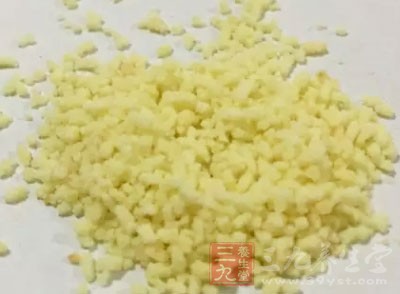水再開後加入適量的色拉油，雞精，味精，調好味即關火