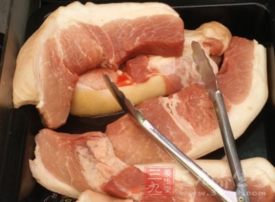 把剁碎後的五花肉，加入鹽與生粉，捏成肉丸