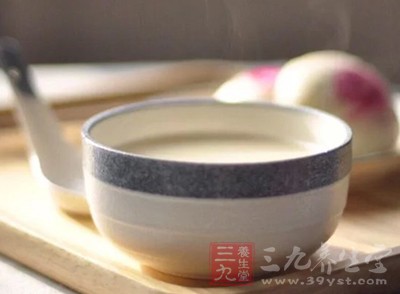 一杯蘿卜水，一杯白開水，大米粥