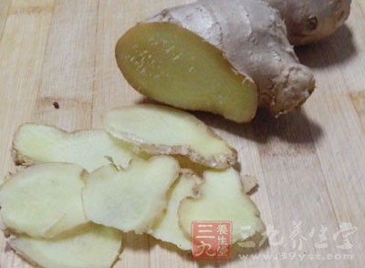 然後與姜片以及藥材同炖1-2小時，加鹽調味，即可