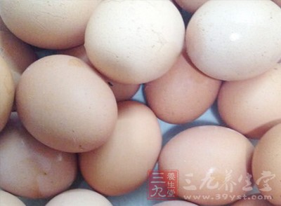 材料:油,雞蛋2個,鹹味土司片 材料:油,雞蛋2個,鹹味土司片