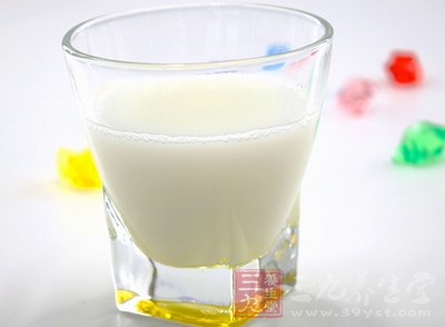 牛奶一杯、白煮雞蛋一個、玉米片一小袋 牛奶一杯、白煮雞蛋一個、玉米片一小袋