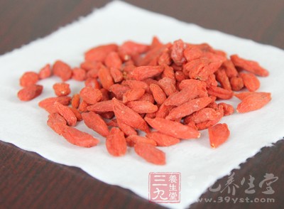 取枸杞子洗淨，與粳米共煮成粥