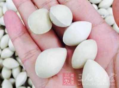 豌豆面1塊、小排骨1大塊、白果8顆、枸杞1把 豌豆面1塊、小排骨1大塊、白果8顆、枸杞1把