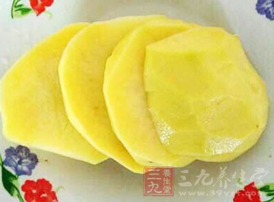 如果用新鮮的土豆汁液塗抹於面部，可以顯著地增白皮膚