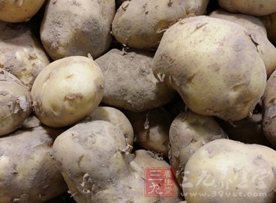 土豆兩個擦絲，用水淘洗下