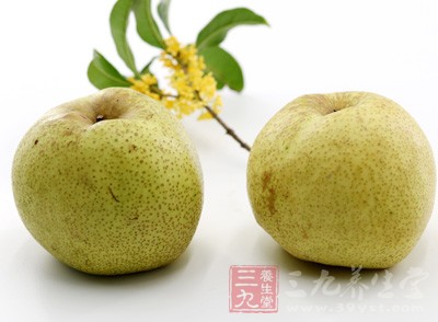 把雪梨洗干淨去核,切小塊,筒骨洗干淨備用 把雪梨洗干淨去核,切小塊,筒骨洗干淨備用