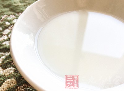 牛奶中含有的色氨酸在體內轉變成5-羟色胺,後者是一種重要的神經遞質,對於人體的情緒調節、應激反應、晝夜節律等方面發揮著重要的調控作用 牛奶中含有的色氨酸在體內轉變成5-羟色胺,後者是一種重要的神經遞質,對於人體的情緒調節、應激反應、晝夜節律等方面發揮著重要的調控作用