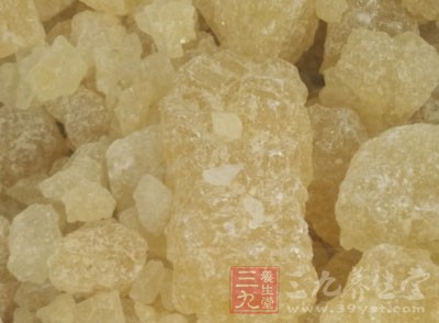 將上述處理好的原料一同放入炖盅內，加入糖和水1杯，上籠蒸約1小時，取出即成