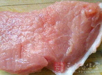 將使君子肉和豬瘦肉一起剁碎和勻，加入少許鹽，二者做成肉餅