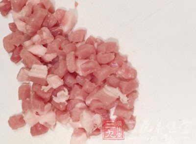 再將豬肉放入，轉大火將豬肉煮熟