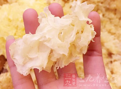 做法：菊花、銀耳各10克，糯米60克