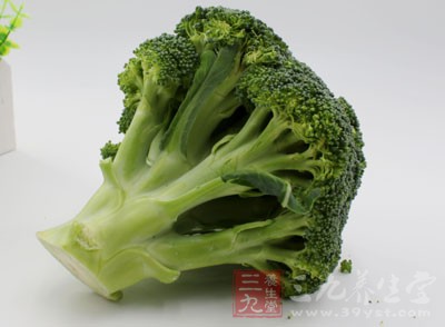 將菜花和西蘭花放入一個稍大的容器中