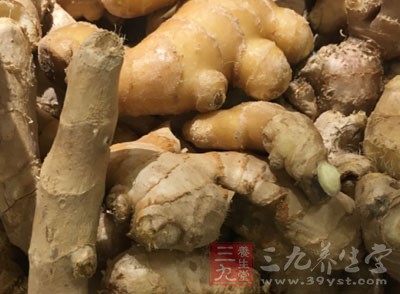 生姜洗淨去皮，切成絲，加水200毫升煮沸
