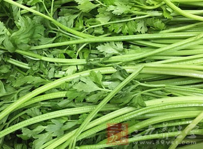 芹菜被稱為“高纖維食物”，能促進腸胃蠕動和排毒
