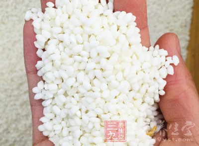 用砂鍋加水煮糯米、生姜片，粥成入蔥白