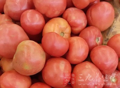 每日喝1杯西紅柿汁或經常吃西紅柿，對防治雀斑有較好的作用