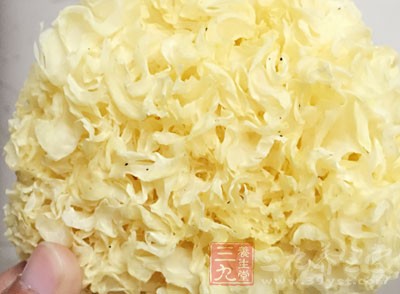 銀耳中含有豐富的膠原蛋白，與人體皮膚所需要的膠原蛋白比較接近