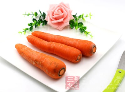 再加入胡蘿卜汁、蜂蜜、香油