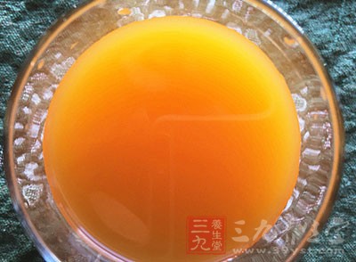 取搾汁機，把准備好的食材依次放入搾汁機，搾汁果汁，倒入杯中即可