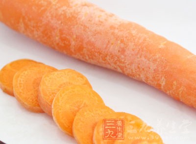 帶皮菠蘿1-2個，鮮橙2個，胡蘿卜1條