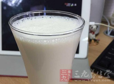 牛奶富含豐富的蛋白質和維生素 牛奶富含豐富的蛋白質和維生素
