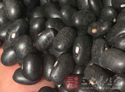 加入黑豆,再煲2小時左右,最後加鹽調味 加入黑豆,再煲2小時左右,最後加鹽調味