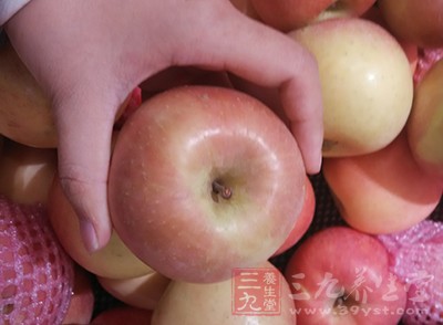 做法：把蘋果去皮後切成塊