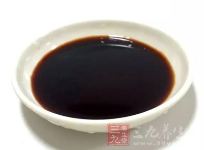 可選用醋泡方、灰指甲浸泡劑、鵝掌風浸泡劑等浸泡，甲軟化後，用刀刮去污物