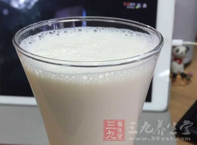 早餐:牛奶220克、蒸雞蛋羹50克、雜糧饅頭50克 早餐:牛奶220克、蒸雞蛋羹50克、雜糧饅頭50克