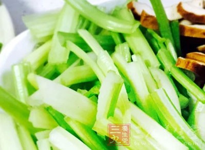 將菠菜、芹菜去老葉及根、洗淨切段