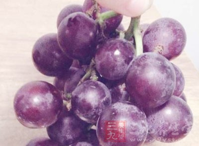 把葡萄整顆捏爛，放到陶甕裡