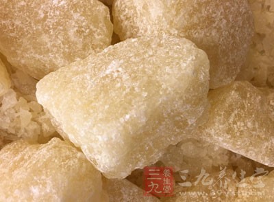 選擇的葡萄不必太甜，因為在釀造過程中要放冰糖