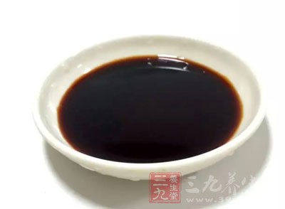 水鴨砍小塊，加雞精、醬油、鹽、少許澱粉腌30分鐘