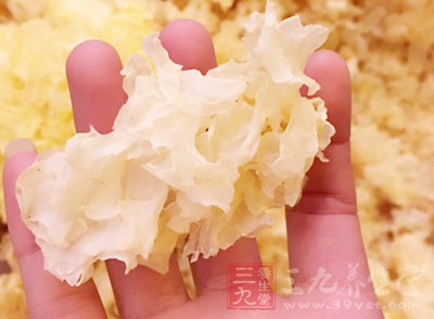材料：銀耳、木瓜、紅棗、冰糖
