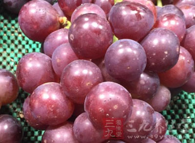 葡萄5000g、白砂糖700g、釀酒器1個