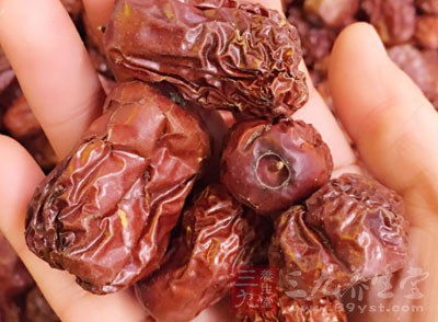 紅棗3-5枚,何首烏30-60克,粳米100克 紅棗3-5枚,何首烏30-60克,粳米100克