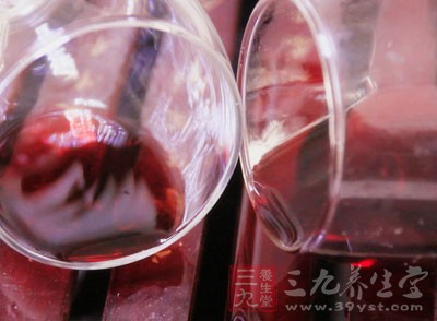 這樣，具有濃厚的“玫瑰”香味，酸甜適口的紅葡萄酒制成了