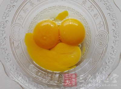 為使酒液更清澈，可加入雞蛋清