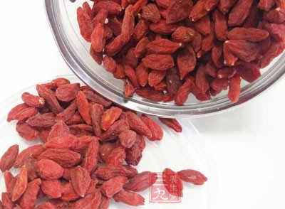 選擇人參、當歸、枸杞、黃芪、山藥、百合、蓮子等材料 選擇人參、當歸、枸杞、黃芪、山藥、百合、蓮子等材料