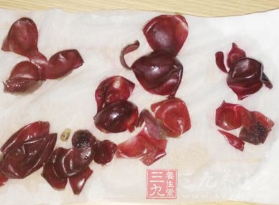 觀察到葡萄皮成了白色後，就可以用兩層紗布將葡萄皮、葡萄籽及其他雜質濾除