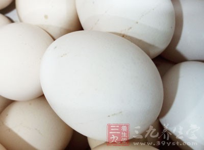 雞蛋煮熟剝殼，再表面縱向劃幾刀