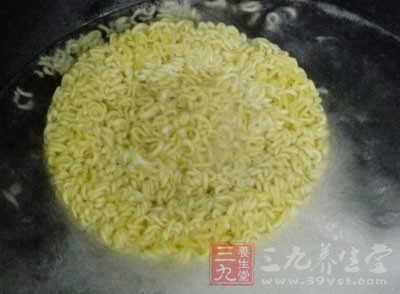 方便面、墨魚丸、玉米腸、西生菜、金針菇、肥牛片