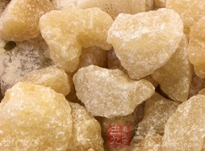 倒入香菇、胡蘿卜翻炒均勻，加入冰糖，鹽1茶匙