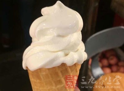 在家制作冰淇淋的好處在於完全衛生的同時，想吃什麼口味的就制作什麼口味的
