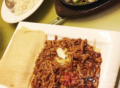 別看京醬肉絲除了肉都是生的食材
