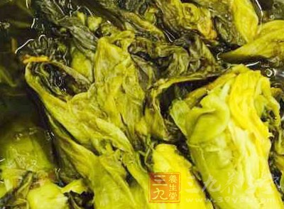 放入酸菜，繼續翻炒約一兩分鐘